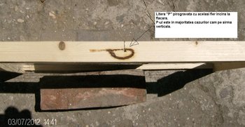 litera P pirogravata cu un fier incins pe speteaza de sus.JPG
