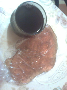 zahar  candi  si  un  pahar  de  vin  negru.jpg