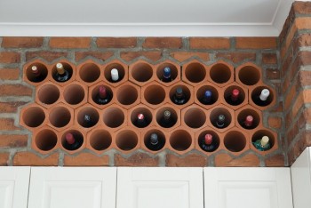 2-suport-sticle-vin-tip-fagure-incastrat-in-perete-de-caramida-din-bucatarie.jpg