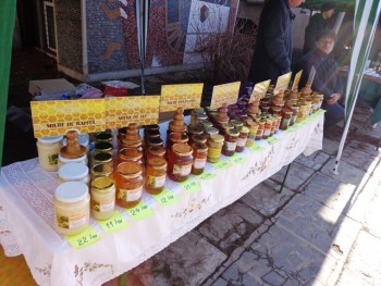 cel mai corect stand de produse apicole.JPG